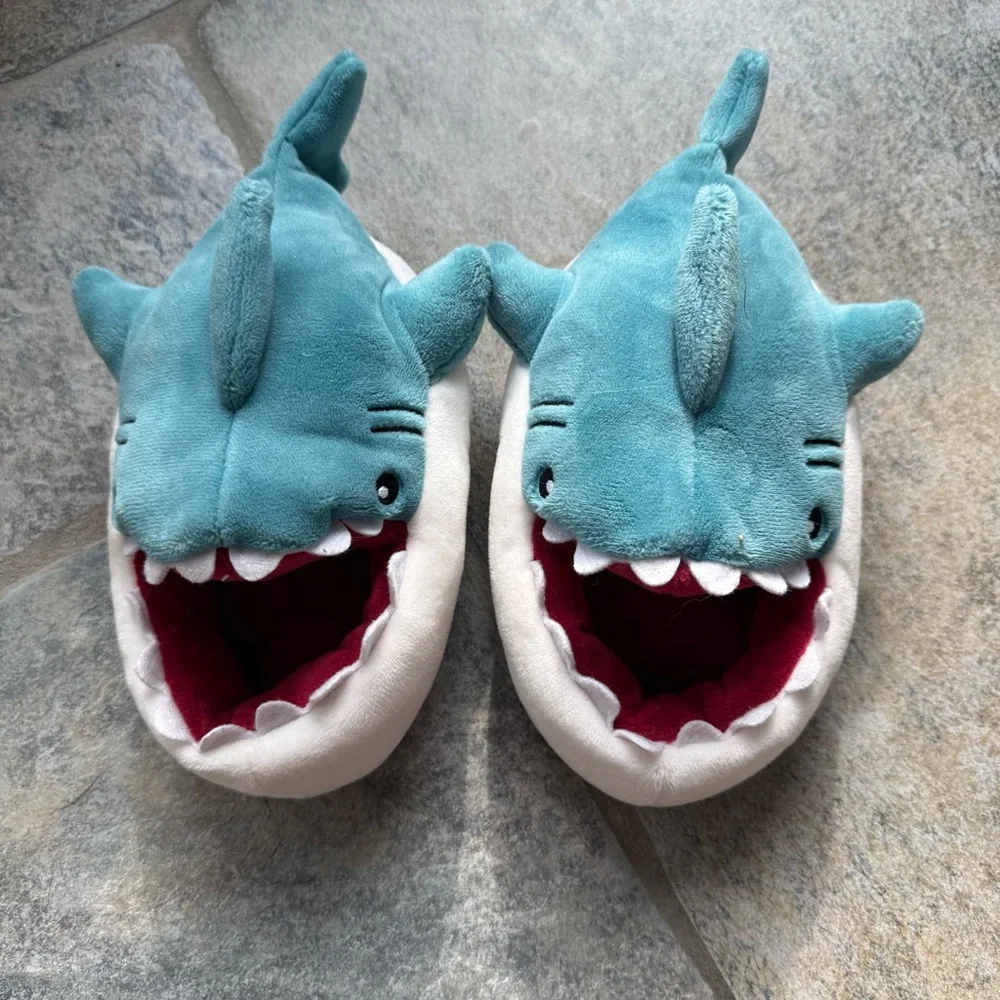 Cat & Jack Knox Blue‎ and White Shark Slippers Plush Comfort Size 5/6 Toddler